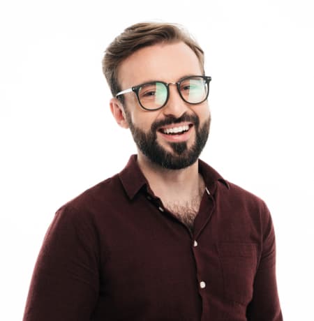 Мужчина в бордовой рубашке