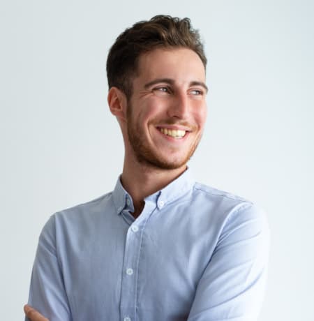 Мужчина в голубой рубашке